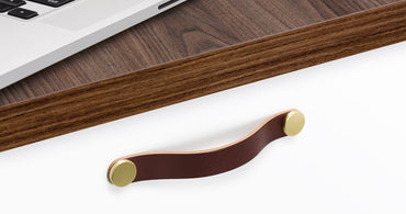 Maner Flexa din piele maro pentru mobilier, cu ornamente finisaj alama